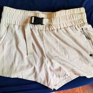 Bear paw shorts with buckle